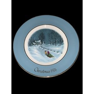 Avon Blue and White Christmas 1976 Decorative Plate